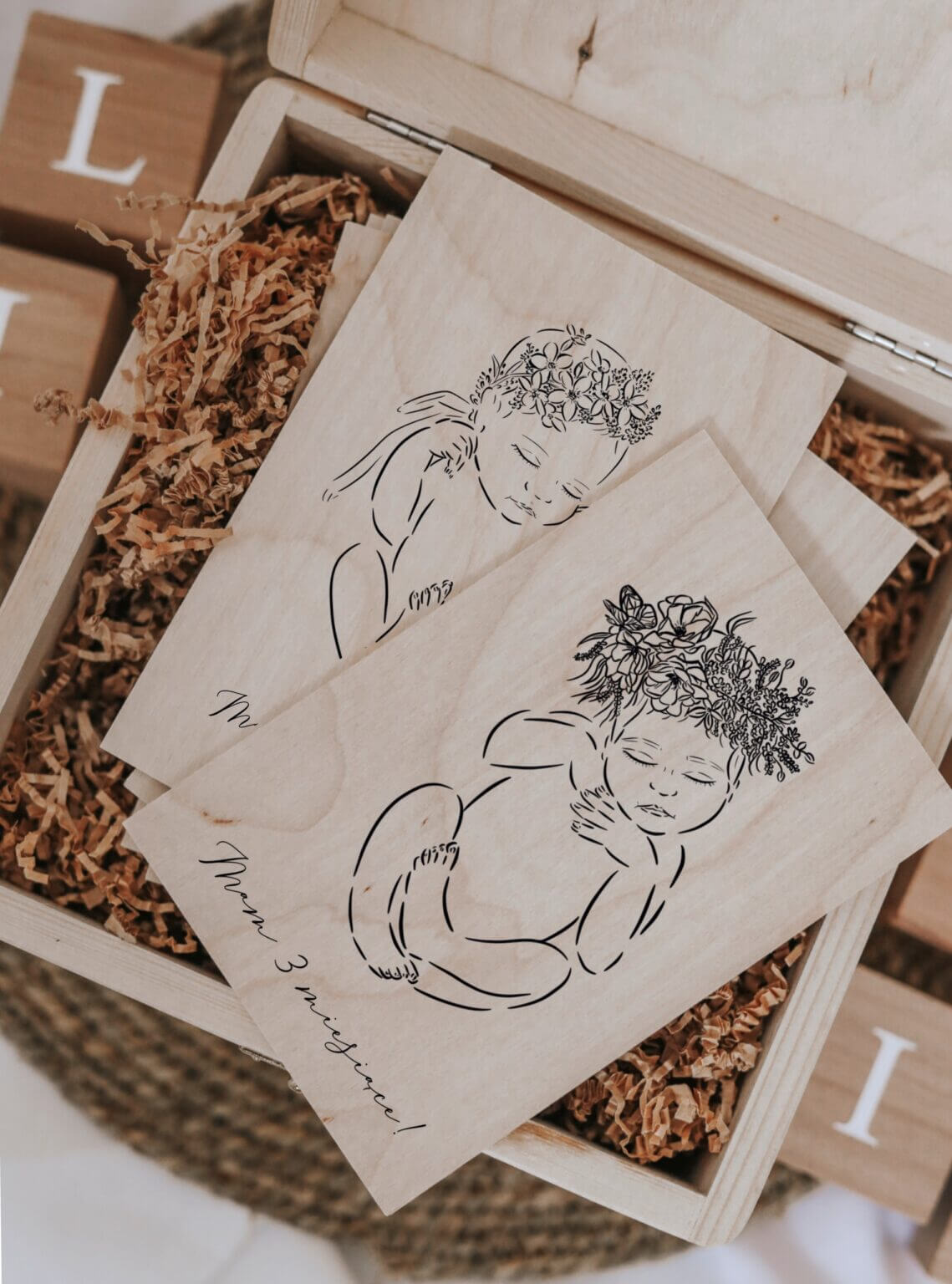 Drewniane karty do zdjęć dla dziewczynki (12 miesięcy urodzenia ) w pudełku drewnianym