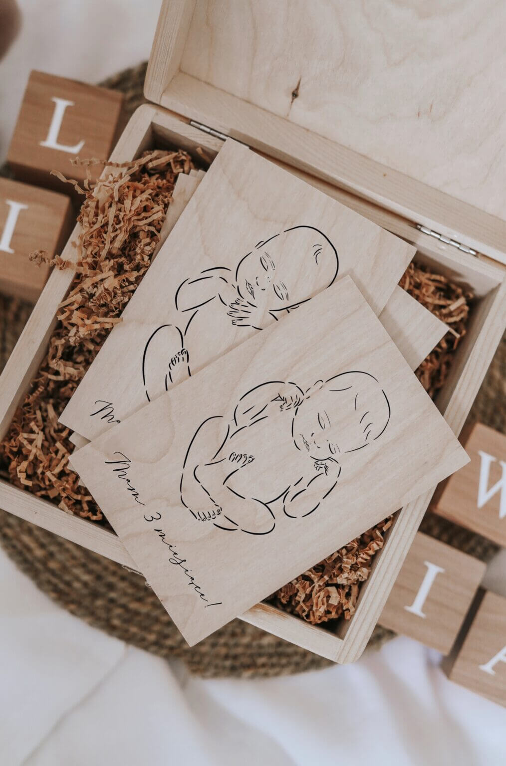 Drewniane karty do zdjęć dla chłopca (12 miesięcy urodzenia ) w pudełku drewnianym