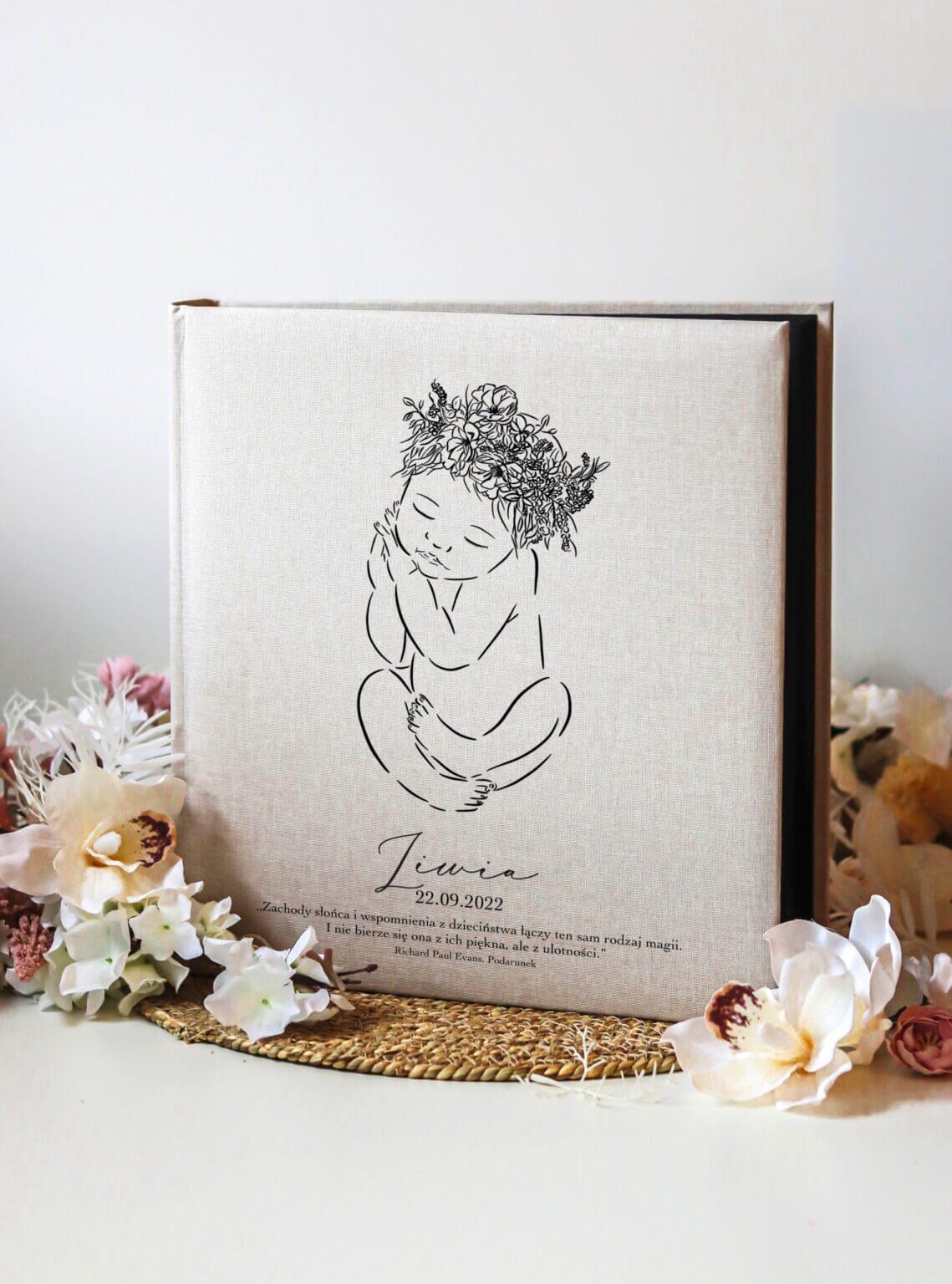 Duży album na zdjęcia wklejane dla dziewczynki – prezent dla niemowlaka z okazji narodzin