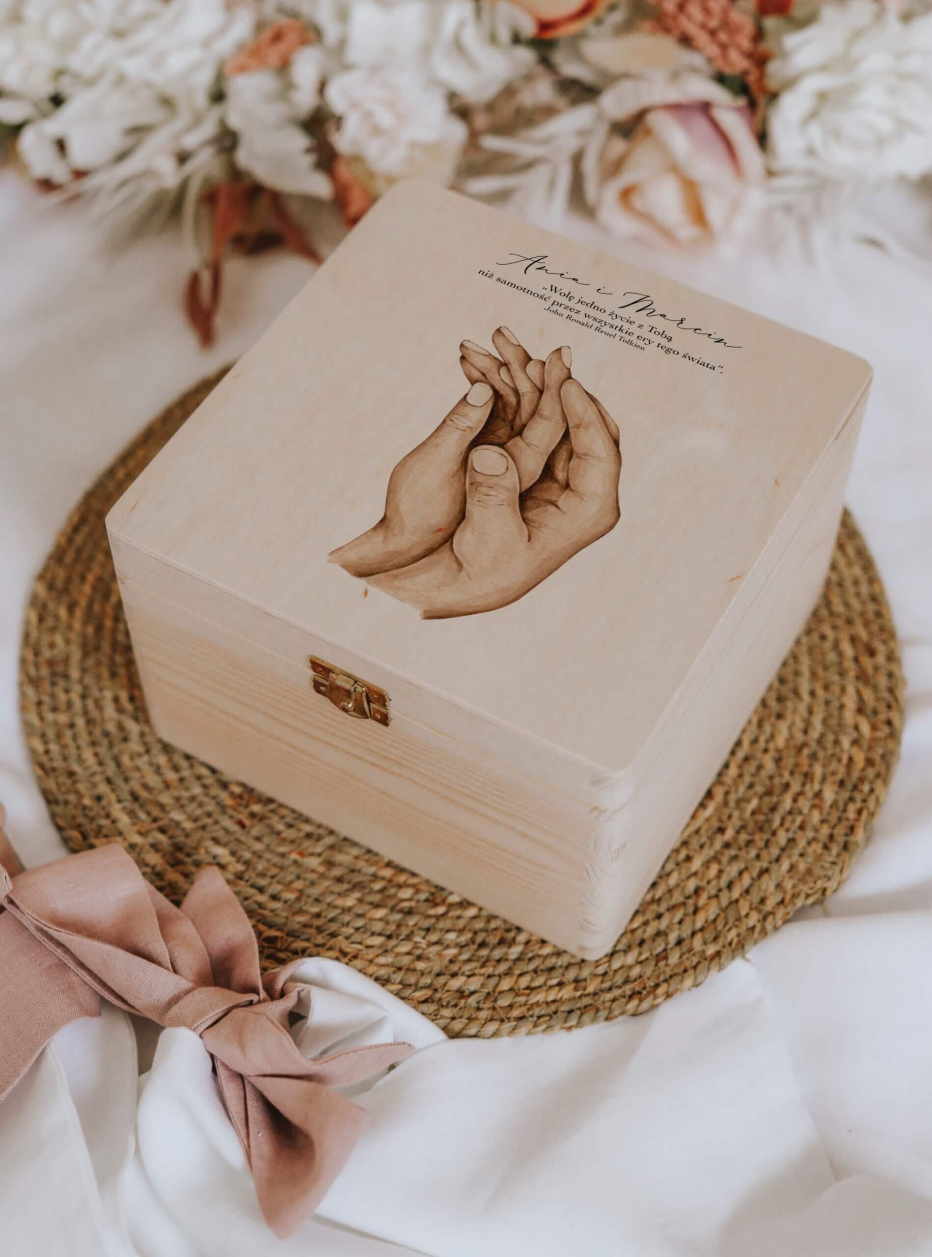 Kreatywny prezent na Walentynki dla chłopaka/dziewczyny – drewniane pudełko DŁONIE