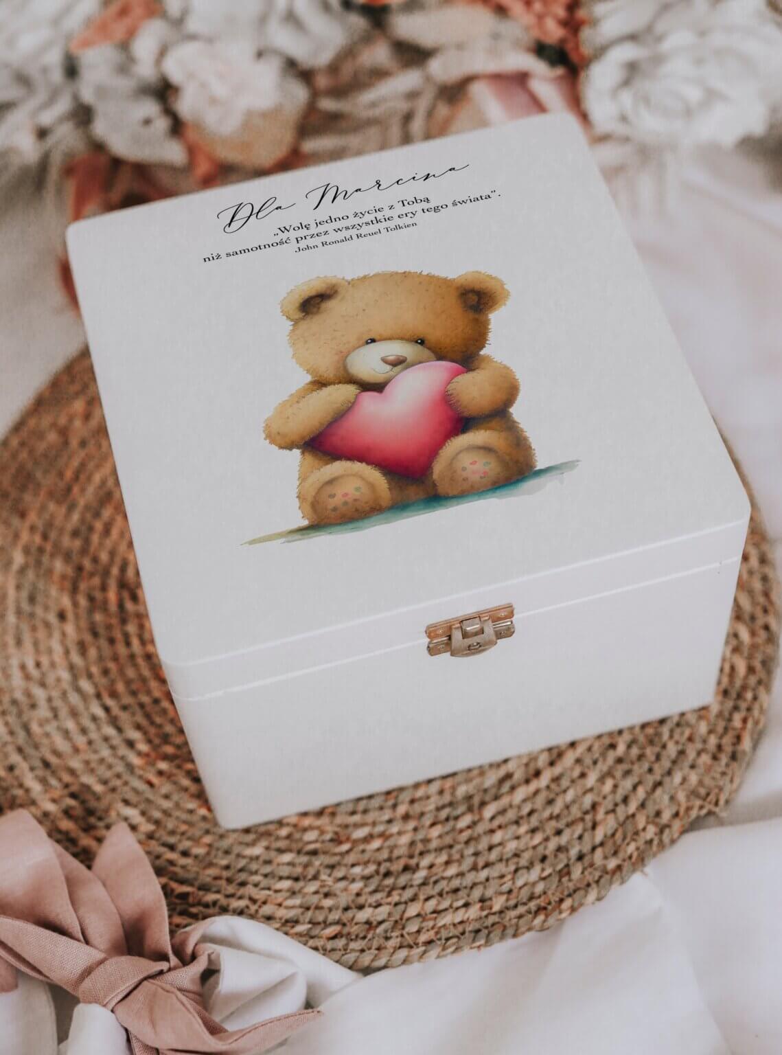 Niepowtarzalny prezent na Walentynki dla chłopaka/dziewczyny – drewniane pudełko z Misiem